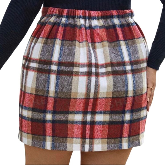 PLUS Plaid Skirt - Picture 2 of 6